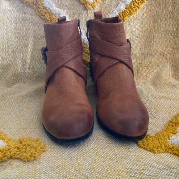 Vince Camuto Steampunk Studded Buckle Side Zipper Tan Leather Ankle boots SIZE 7 - Picture 2 of 11